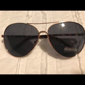 Aviator style sun glasses.